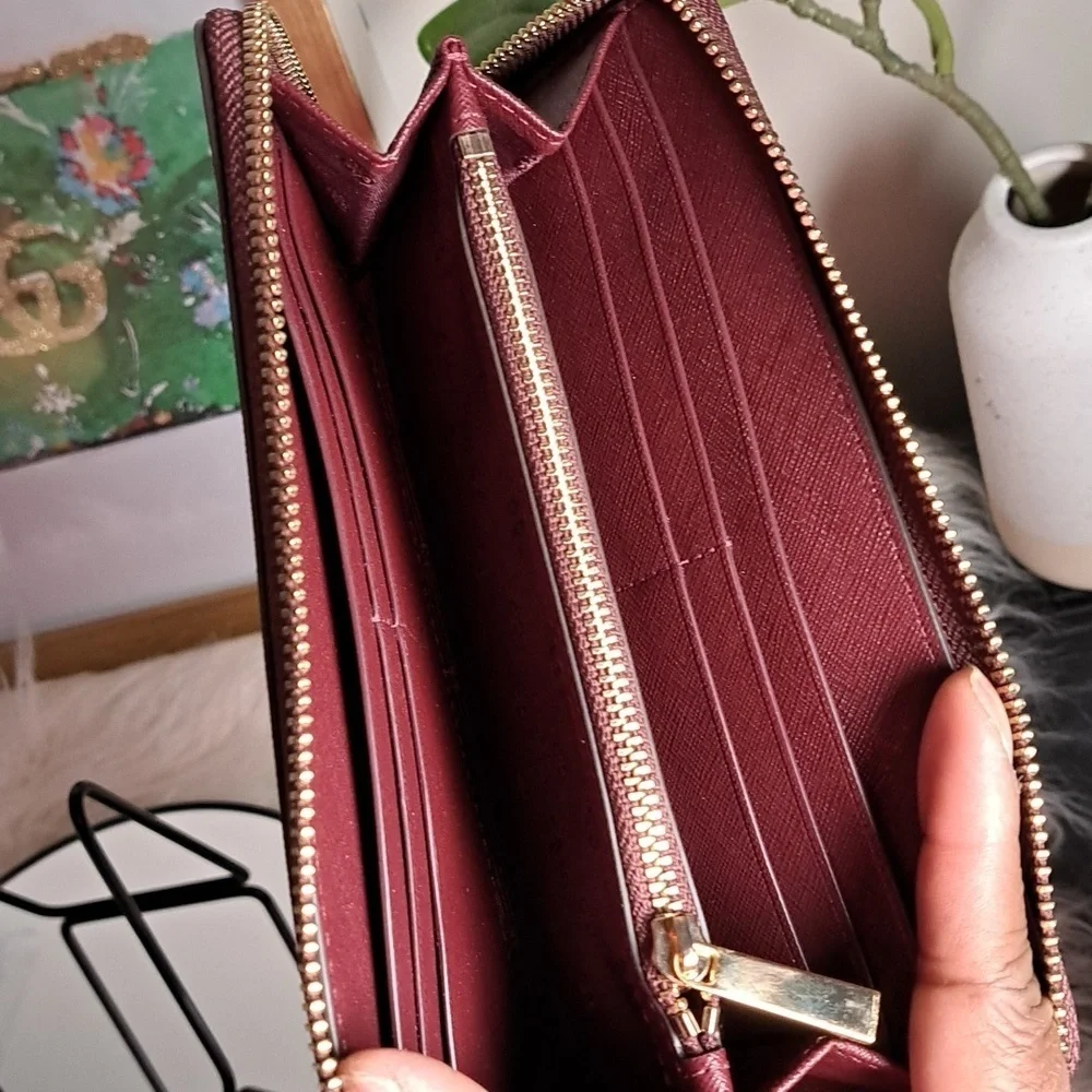 Tory Burch NWOTs Emerson Wristlet Zip Continental